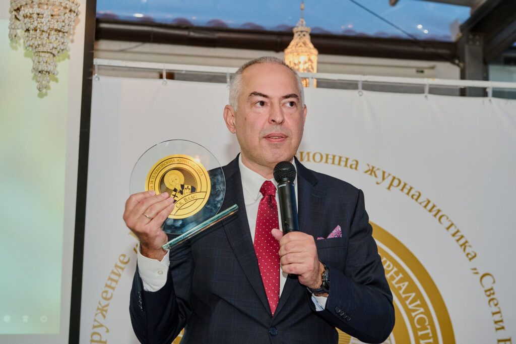 Бойко Василев Бойко Василев с наградата за тв журналистика Свети Влас