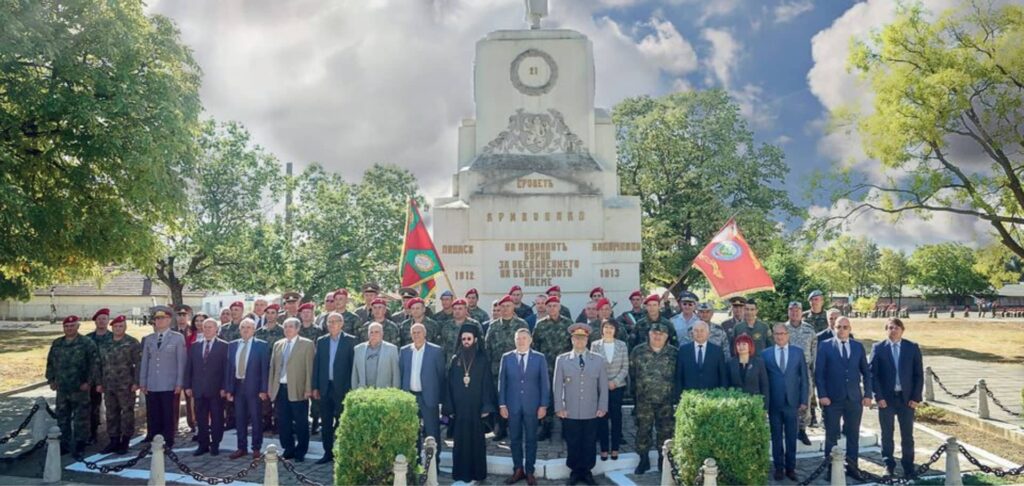 Паметник в 61-ва Стрямска бригада в Карлово, посветен на загиналите във войните за обединението на България