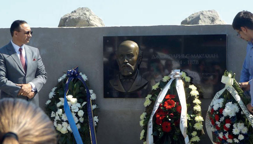Йордан Динев пред паметна плоча на Макгахан във Влас