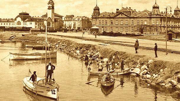 Фондация „Българска памет – братя Диневи“ съдейства през 2007 г. за издаването на трилогия за историята на стария град Бургас